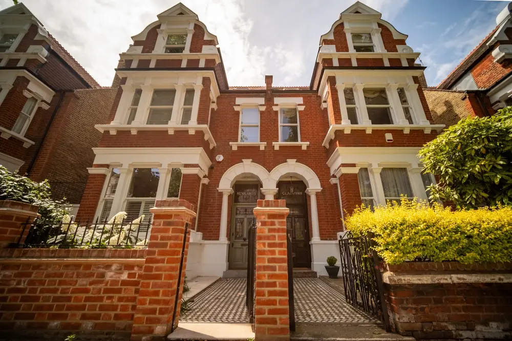£890,000 Quick Bridging Loan to Complete Time-Critical Residential Transaction